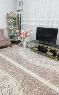 بوفه با گل دان