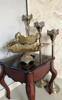 ظروف برنجی و میز عسلی
