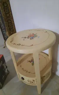 میز چوبی گلدار