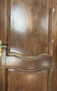 در چوبی ورودی آپارتمان و ورودی اتاق دستگیره‌دار