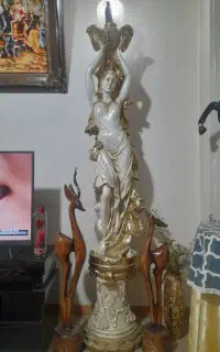 مجسمه زن طاووس به سر