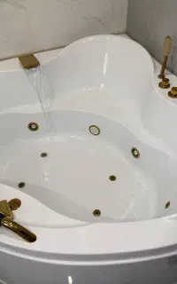 جکوزی ۳ نفره باداب تمیز و سالم