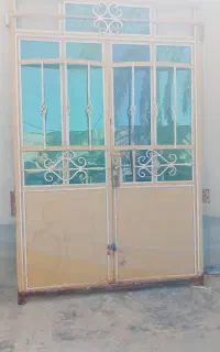 در فلزی هال
