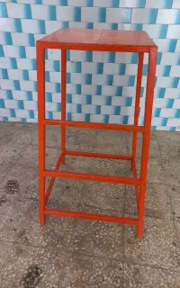 چهارپایه آهنی محکم