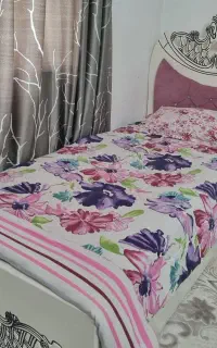 تخت و میز تحریر
