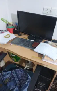 کامپیوتر با میز