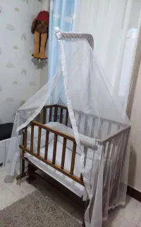 تخت کنار مادر