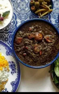 خانم برای آشپزی و نظافت منزل