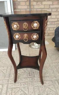 آباژور و میز تلفن
