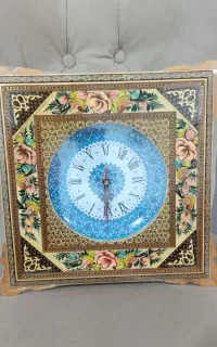 ساعت دیواری و کیف پرنده