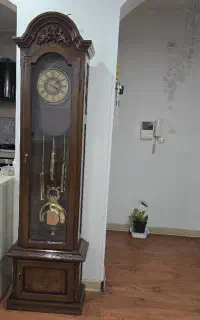 ساعت کنار سالنی