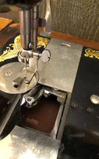 چرخ خیاطی انتیک ماکوفشنگی۱۵۰ ساله