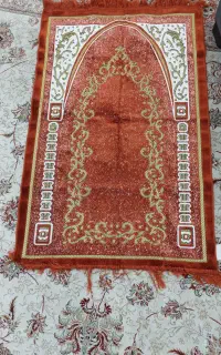 توجه حراج سجاده های مخمل و یک عدد کیف شاباش