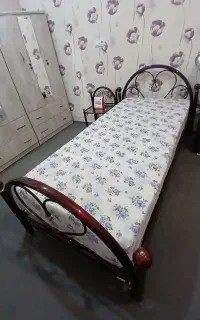 تخت فرفوژه یکنفره همراه با پاتختی سالم بدون ایراد