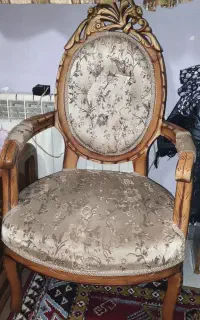 دو عدد صندلی
