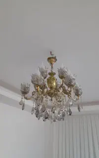 لوستر برنزی ۶ شاخه ۱۲ شعله در حد نو و کاملا سالم