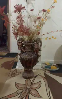 گلدان شیشه‌ای  با گل،مجسمه