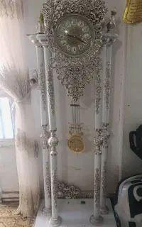 ساعت ایستاده سالم و تمیز
