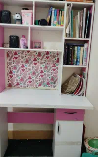 کتابخانه و میز تحریر