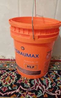 تعدادی سطل و بشکه
