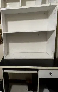 کتابخانه و میز تحریر