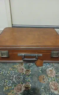 چمدان قهوه ای قدیمی