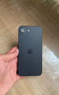 iPhone 16e فوق تمیر