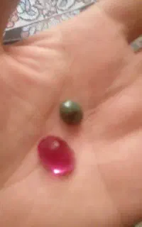 یک عدد زمرد یک عدد یاقوت قرمز طبق تصویر