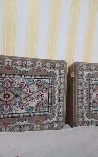 یک جفت پشتی طرح برجسته