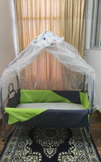 گهواره و تخت کنار مادر