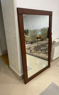 آینه با قاب چوبی