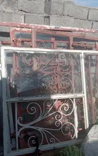 سه عدد پنجره درحد نو یک عدد درب ورودی