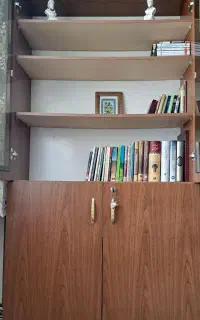 جاکتابی ایستاده