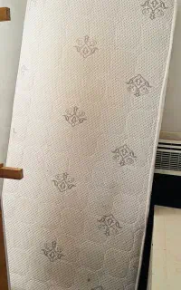 تشک یک نفر در حد نو  با چوب وسط تخت یک نفره