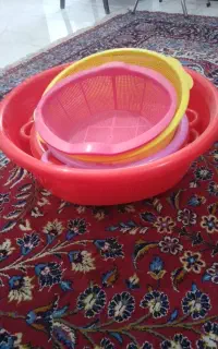 تعدادی آبکش پلاستیکی