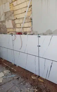 شاگرد وارد کاشی کاری . دوغابی و چسبی.دائم می‌خوام
