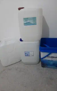 ۳تا دبه ۲۰ لیتر جای آب مقطر و سطل ۲۰ لیتری تمیز