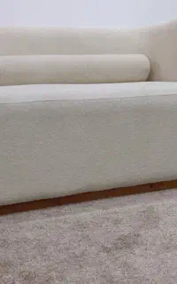 مبل دو نفره سفید کاملا نو تمیز