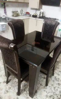 میز نهارخوری سالم وتمیزبدون هیچ عیبی