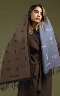 فروشنده خانم برای پوشاک بانوان