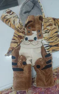 تعدادی لباس بچه گانه به فروش میرسد