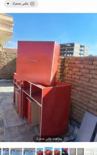 دو تا میز رستورانی و یه ابچکان و یه سینک دو لگنه