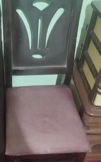 یک عدد صندلی چوبی به همراه روکش