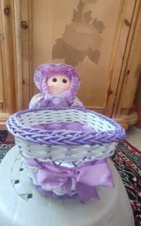 عروسک با سبد حصیری