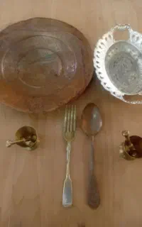هاون برنجی و بشقاب مسی و قاشق و چنگال
