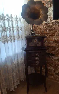 گرامافون با میز