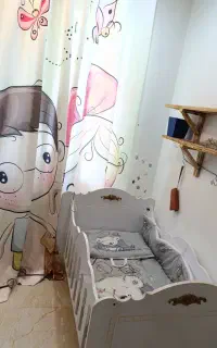 تخت و تشک کنار مادر