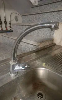 سینک به همراه کابینت و شیر آب