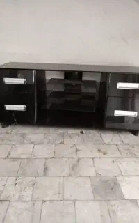 میز تلویزیون شیشه ای در حد نو به فروش میرسد