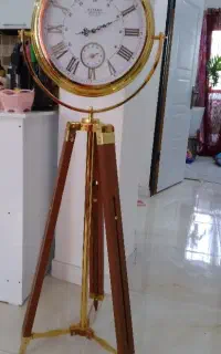 ساعت چوبی طلایی زیبا